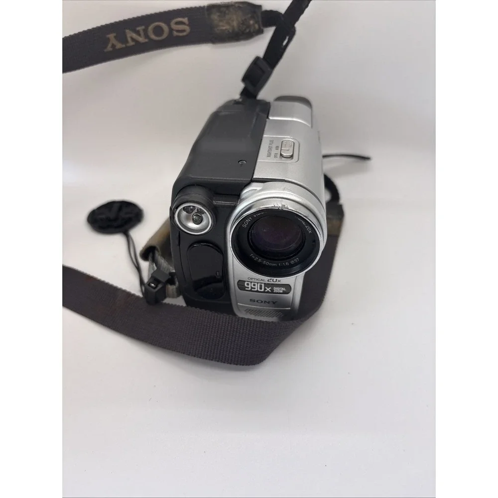Sony CCD-TRV138 Hi8 Handycam Camcorder Parts Repair No Battery Charger Silver